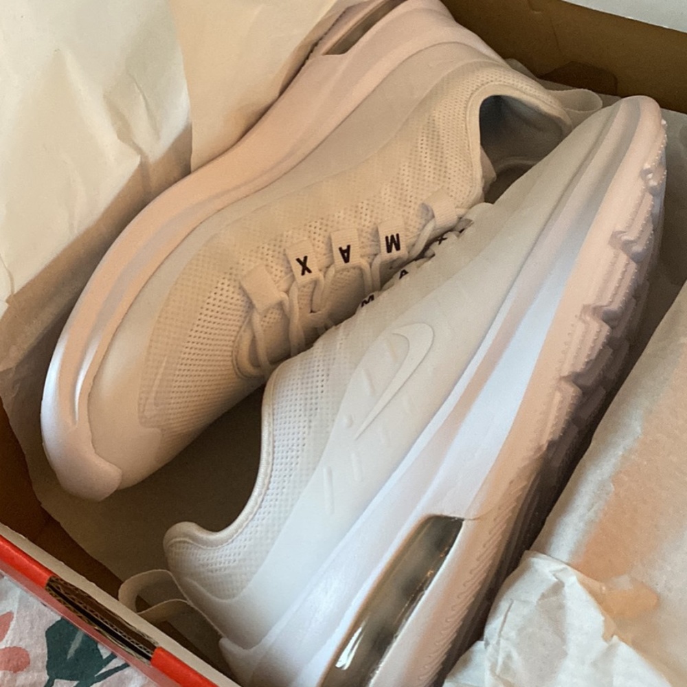 Nike Air Max Axis (Size 8)